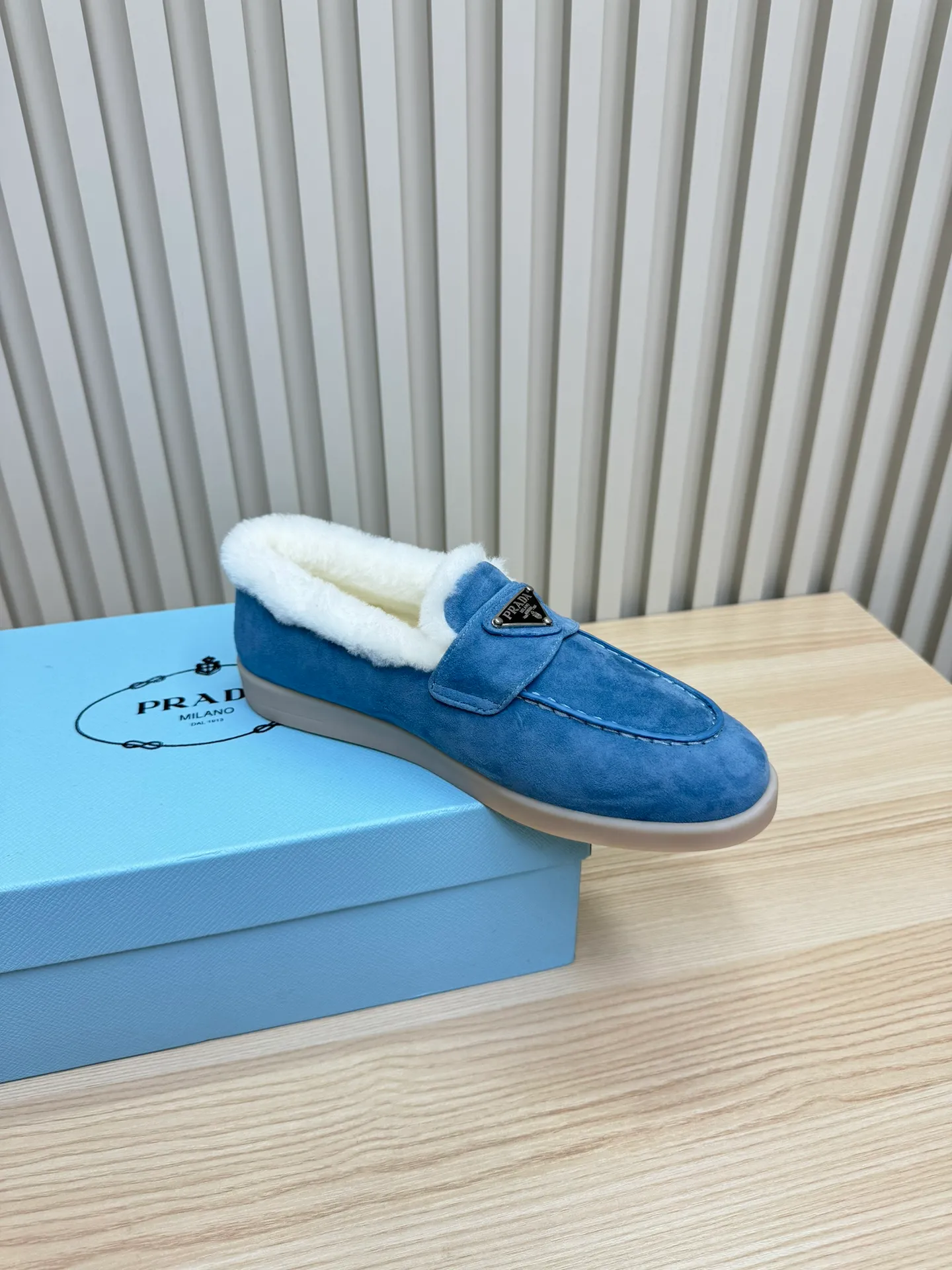 p580 Prada couple loafers｜Winter warmth and good looks at the same time online❄️👫 This is the C position of the shoe cabinet this autumn and winter! Prada's new couple's loafers are high-end yet still stylish~ ✨Imported frosted cowhide fabric, exquisite texture and high-end at first glance 🐑Australian imported sheepskin fur integrated lining, maximum warmth retention! It is also super warm to wear in winter in the north. 🔺The classic triangle logo embellishes the upper, which is simple and elegant, with perfect recognition. 💯Original TPU absorbent film outsole, non-slip, wear-resistant and durable. A must-have item for couples to go out on the street! The upper foot instantly enhances the overall outfit level, whether it is paired with a coat or a down jacket, it looks great ~ #Prada Loafers #coupleshoesrecommend #wintermusthaveshoes #luxurywear Outfit Fabric: Imported two-layer frosted cowhide Lining: Sheepskin imported from Australia One piece Outsole: Original Tpu absorbent film outsole Female size: 35~41 (customized in 41) Male size: 39~45 (customized in 45)